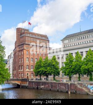 Rotes Backstein-Gebäude Haus der Patriotischen Gesellschaft und Post WW ll Bürogebäude am Ufer des Nikolaifleet-Kanals Altstadt Hamburg Deutschland Stockfoto