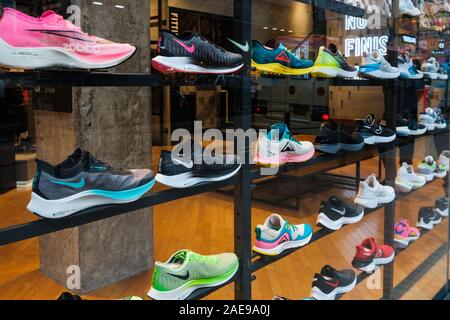 Hongkong - November, 2019: Nike Turnschuhe im Schaufenster an Sneaker street in HongKong Stockfoto