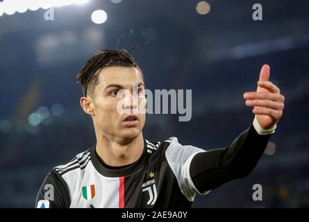 Rom, Italien, 7. Dezember, 2019. Juventus' Cristiano Ronaldo Gesten während der Serie ein Fußballspiel zwischen Lazio Rom und Juventus im Olympiastadion. Lazio gewann 3-1. Kredit Riccardo De Luca - UPDATE BILDER/Alamy leben Nachrichten Stockfoto