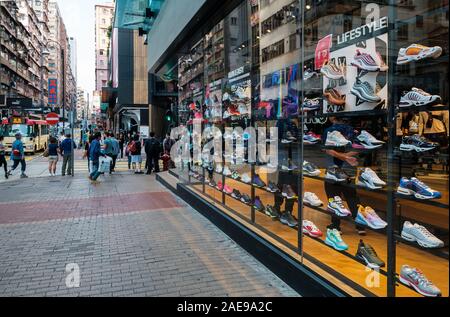 Hongkong - November, 2019: Sammlung von Sneakers in städtischen Sportbekleidung Einzelhandel shop Sneaker street in HongKong Stockfoto