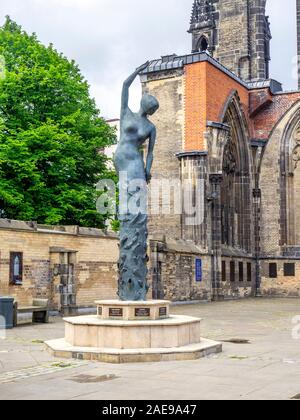 Skulptur Bronzestatue Engel auf der Erde von Edith Breckwoldt Bildhauerin an der St Nicholas Church, Gedenkstätte 2. Weltkrieg Altstadt Hamburg Deutschland Stockfoto