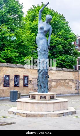 Skulptur Bronzestatue Engel auf der Erde von Edith Breckwoldt Bildhauerin an der St Nicholas Church, Gedenkstätte 2. Weltkrieg Altstadt Hamburg Deutschland Stockfoto