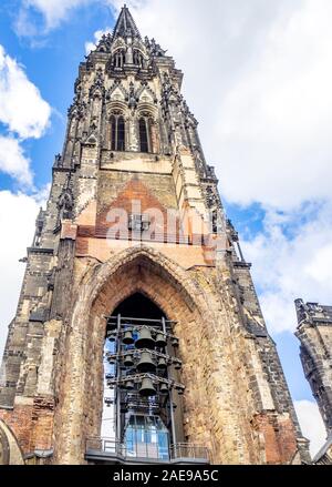 Ruinen der Nikolauskirche und Glocken als 2. Weltkrieg Denkmal Altstadt Hamburg Deutschland erhalten Stockfoto