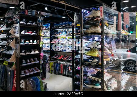 Hongkong - November, 2019: Sammlung von Sneakers in städtischen Sportbekleidung Einzelhandel shop Sneaker street in HongKong Stockfoto