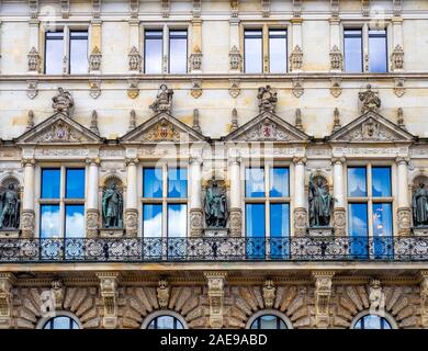 Bronzestatuen und kunstvolle Fenstergesimse an der Fassade des Rathaus-Rathauses in der Altstadt Hamburgs Stockfoto