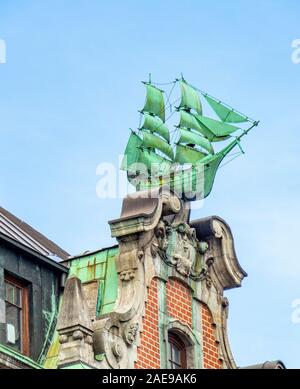 Segelschiffskulptur auf der Spitze des Gandes von Globushof eines roten Ziegelbaus in der Alstadt Hamburg Deutschland Stockfoto