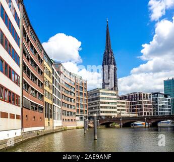 Gotischer Turmspitze der St. Nikolauskirche WW 2 Denkmal- und Wohnwohnungen und Bürogebäude am Nikolaifleet-Kanal Hamburg Deutschland Stockfoto