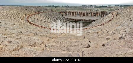 Der hierapolis Theater. Touristen kommen Sie mit einem Ausflug nach Pamukkale (Türkei) wirkt sich versehentlich die Pracht der griechisch-römischen Theater. Stockfoto