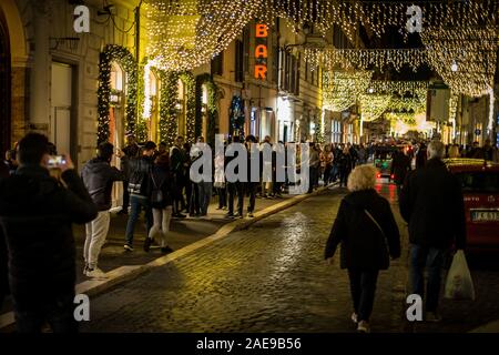 Rom, Italien. 07 Dez, 2019. ROME, Italien - 07 Dezember: Lichter und weihnachtliche Dekorationen im Zentrum von Rom am 07. Dezember 2019 in Rom (Foto von Andrea Ronchini/Pacific Press) Quelle: Pacific Press Agency/Alamy leben Nachrichten Stockfoto