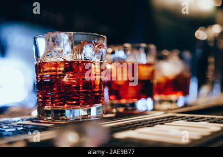 Brille mit roten Cocktail in einem altmodischen Glas Stockfoto