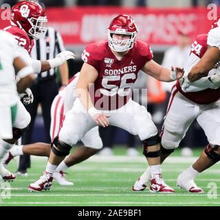 Arlington, Texas, USA. 7 Dez, 2019. Oklahoma früher Offensive Lineman Creed Humphrey (56) Bausteine während der grossen Meisterschaft 12 NCAA Football Spiel zwischen der Baylor Bears und der Universität von Oklahoma Sooners bei AT&T Stadium in Arlington, Texas. Tom Sooter/CSM/Alamy leben Nachrichten Stockfoto