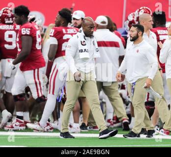 Arlington, Texas, USA. 7 Dez, 2019. Oklahoma Stärke und Klimaanlage Coach Bennie Wylie während der grossen Meisterschaft 12 NCAA Football Spiel zwischen der Baylor Bears und der Universität von Oklahoma Sooners bei AT&T Stadium in Arlington, Texas. Tom Sooter/CSM/Alamy leben Nachrichten Stockfoto