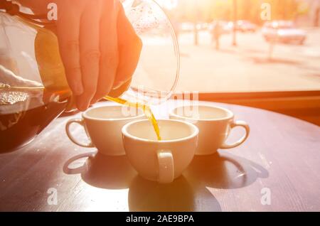 Barista In die keramische weiße Schale gießen. Abwechselnd Filter manuell Brühen von Kaffee. Café Terrasse Stockfoto