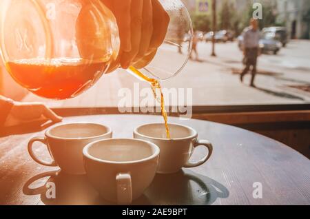 Abwechselnd Filter manuell Brühen von Kaffee. Barista arbeitet in einem Kaffeehaus Stockfoto