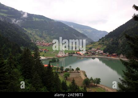 Uzungöl See wurde als Ergebnis der Felsen schließen von der Mündung des Flusses in caykara Trabzon in der Türkei gebildet. Stockfoto