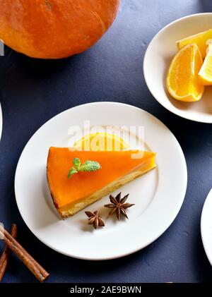 Stück Kürbiskuchen. Traditionelle herbst Gericht. Gesunde vegetarische Dessert. Stockfoto