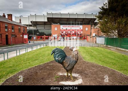 LIVERPOOL, ENGLAND - 14. MAI 2015:. Liverpool logo Statue vor dem Tor von Anfield, Liverpool Football Club Stadion.