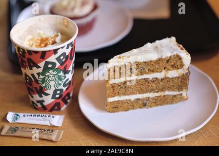 Paris, France-September 27, 2019: Ein hohes Starbucks Kaffee im Starbucks Coffee Shop mit Kuchen. Starbucks ist der weltweit größte Kaffeehaus mit über Stockfoto