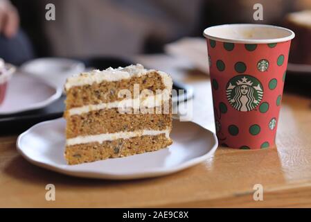 Paris, France-September 27, 2019: Ein hohes Starbucks Kaffee im Starbucks Coffee Shop mit Kuchen. Starbucks ist der weltweit größte Kaffeehaus mit über Stockfoto