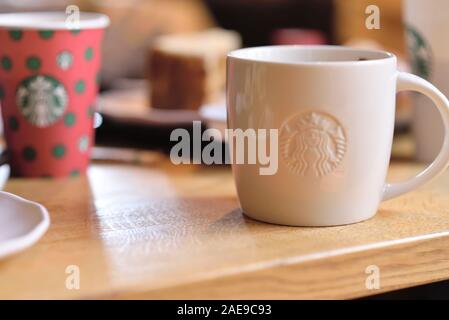 PENANG, MALAYSIA - 09 Juni 2019: Starbucks nehmen Kaffeetasse mit Logo, bokeh Innenraum Hintergrund. Starbucks ist der weltweit größte Kaffeehaus wi Stockfoto