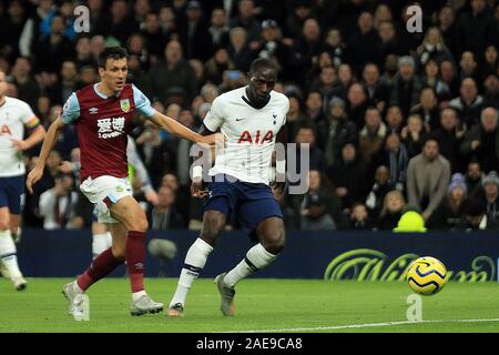 London, Großbritannien. 07 Dez, 2019. Moussa Sissoko von Tottenham Hotspur (R) Kerben 5. Ziel seines Teams. EPL Premier League match, Tottenham Hotspur v Burnley an der Tottenham Hotspur Stadion in London am Samstag, den 7. Dezember 2019. Dieses Bild dürfen nur für redaktionelle Zwecke verwendet werden. Nur die redaktionelle Nutzung, eine Lizenz für die gewerbliche Nutzung erforderlich. Keine Verwendung in Wetten, Spiele oder einer einzelnen Verein/Liga/player Publikationen. pic von Steffan Bowen/Andrew Orchard sport Fotografie/Alamy Live news Credit: Andrew Orchard sport Fotografie/Alamy leben Nachrichten Stockfoto