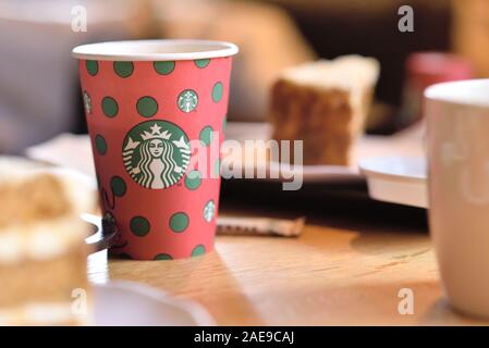 Paris, France-September 27, 2019: Ein hohes Starbucks Kaffee im Starbucks Coffee Shop mit Kuchen. Starbucks ist der weltweit größte Kaffeehaus mit über Stockfoto