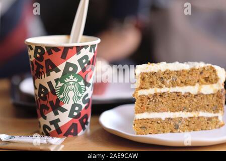 Paris, France-September 27, 2019: Ein hohes Starbucks Kaffee im Starbucks Coffee Shop mit Kuchen. Starbucks ist der weltweit größte Kaffeehaus mit über Stockfoto