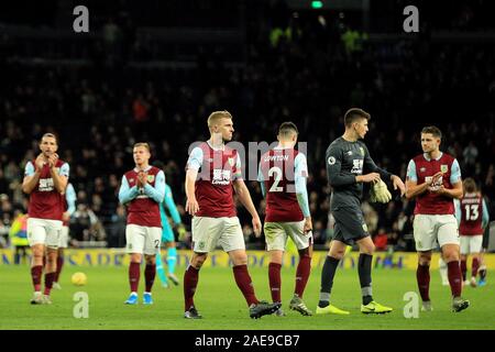 London, Großbritannien. 07 Dez, 2019. Niedergeschlagen Burnley Spieler klatschen der Reisen unterstützen nach ihrer schweren Niederlage. EPL Premier League match, Tottenham Hotspur v Burnley an der Tottenham Hotspur Stadion in London am Samstag, den 7. Dezember 2019. Dieses Bild dürfen nur für redaktionelle Zwecke verwendet werden. Nur die redaktionelle Nutzung, eine Lizenz für die gewerbliche Nutzung erforderlich. Keine Verwendung in Wetten, Spiele oder einer einzelnen Verein/Liga/player Publikationen. pic von Steffan Bowen/Andrew Orchard sport Fotografie/Alamy Live news Credit: Andrew Orchard sport Fotografie/Alamy leben Nachrichten Stockfoto