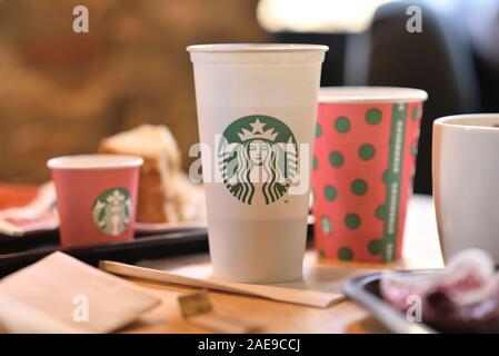 PENANG, MALAYSIA - 09 Juni 2019: Starbucks nehmen Kaffeetasse mit Logo, bokeh Innenraum Hintergrund. Starbucks ist der weltweit größte Kaffeehaus wi Stockfoto