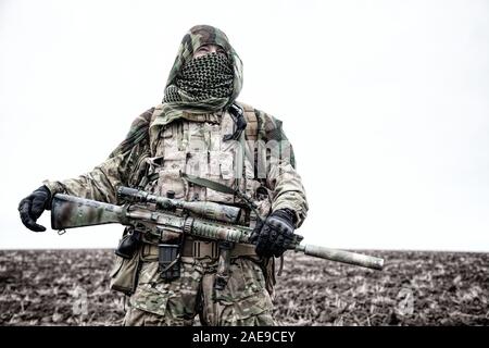 Army Sniper stehen im Feld mit Gewehr Stockfoto