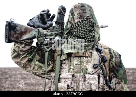 Army Sniper stehen im Feld mit Gewehr Stockfoto