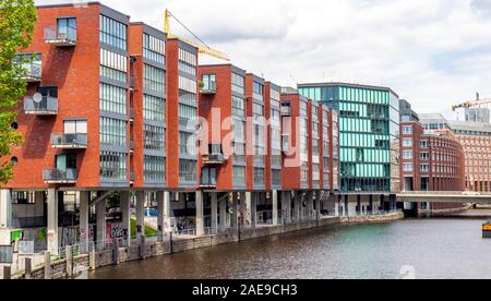 Wohnungen und Bürogebäude am Ufer der Alsterfleet in Neustadt Hamburg Deutschland. Stockfoto
