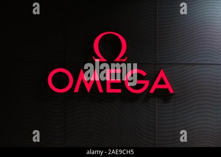 Hongkong - November, 2019: Detail der Omega store Logo in HongKong. OMEGA ist ein Schweizer Uhrmacher in Biel, Schweiz Stockfoto