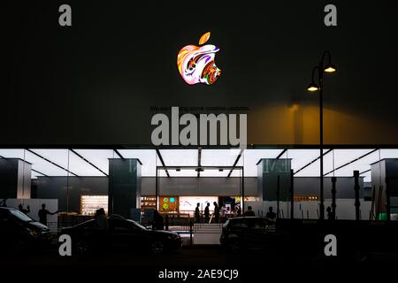 HongKong - November, 2019: Das Apple Logo auf Apple Store Fassade in Hongkong bei Nacht Stockfoto