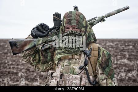 Army Sniper stehen im Feld mit Gewehr Stockfoto