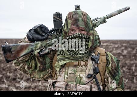 Army Sniper stehen im Feld mit Gewehr Stockfoto
