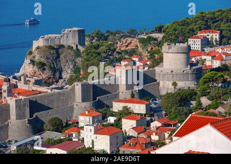 Luftaufnahme von alten Stadtmauern, Minceta Turm und Fort Lovrijenac oder St Lawrence Festung, Dubrovnik, Kroatien Stockfoto