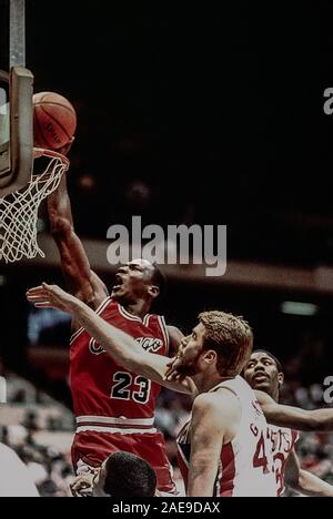 Michael Jordan, Chicago Stier in einem Spiel gegen die New Jersey Nets in 1985. Stockfoto