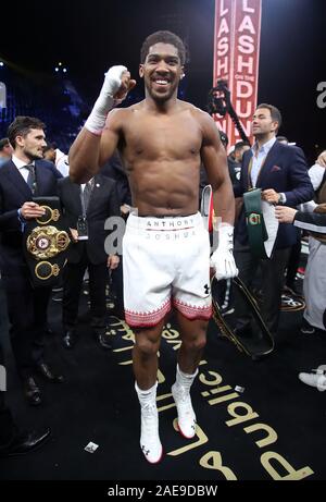 Anthony Josua nach Rücknahme der IBF, WBA, WBO- und IBO World Heavyweight Champion Gürtel von Andy Ruiz (nicht abgebildet) an der Diriyah Arena, Diriyah, Saudi-Arabien. Stockfoto