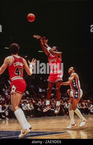 Michael Jordan, Chicago Stier in einem Spiel gegen die New Jersey Nets in 1985. Stockfoto