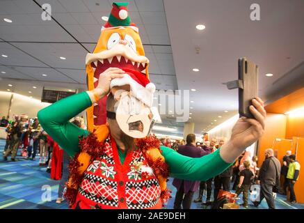 Toronto, Kanada. 7 Dez, 2019. Ein cosplayer nimmt eine selfie während der Toronto Fan Expo 2019 Urlaub in Toronto, Kanada, Dez. 7, 2019. Die jährliche 1-tägige Veranstaltung wurde hier am Samstag die kommenden Feiertage Jahreszeiten mit Tausenden von Teilnehmern zu feiern. Credit: Zou Zheng/Xinhua/Alamy leben Nachrichten Stockfoto