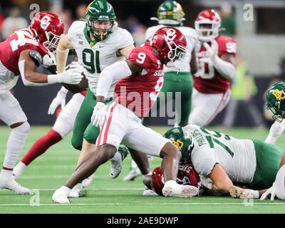 Arlington, Texas, USA. 7 Dez, 2019. Oklahoma Früher linebacker Kenneth Murray (9) Während der grossen Meisterschaft 12 NCAA Football Spiel zwischen der Baylor Bears und der Universität von Oklahoma Sooners bei AT&T Stadium in Arlington, Texas. Tom Sooter/CSM/Alamy leben Nachrichten Stockfoto