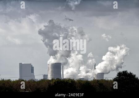 Ein Kohlekraftwerk in Deutschland strahlt große Mengen Dampf Stockfoto