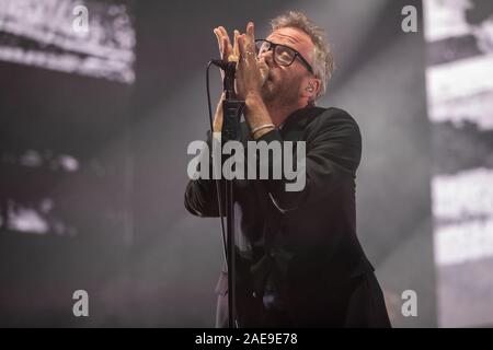 Brighton, UK. 7 Dec 2019, Matt Berninger der amerikanischen Band der Nationalen führt live auf der Bühne des Brighton Centre Credit: Jason Richardson/Alamy leben Nachrichten Stockfoto