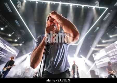 Brighton, UK. 7 Dec 2019, Matt Berninger der amerikanischen Band der Nationalen führt live auf der Bühne des Brighton Centre Credit: Jason Richardson/Alamy leben Nachrichten Stockfoto