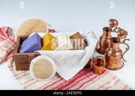 Drei natürliche handgemachte Seife. Schöne Seifen aus Lavendel, Kaffee, Safran, Ziegenmilch hergestellt. Stockfoto