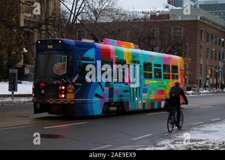 TTC Straßenbahn neben einem Radfahrer. Stockfoto