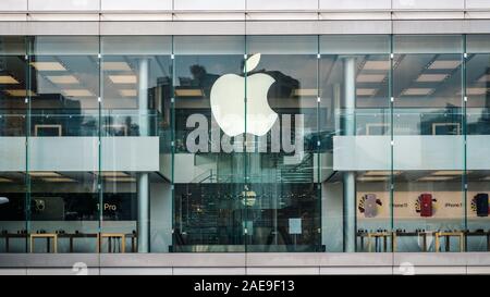 HongKong - November, 2019: Das Apple Logo auf Apple Store Fassade in Hongkong Stockfoto