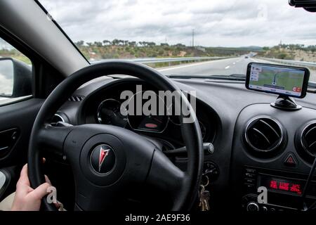 Ein Fahrer während einer langen Reise durch Spanien in einem 2008 Pontiac G6 Stockfoto