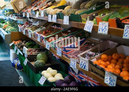 Der Fruit Shop - unabhängige Familienbetrieb, grüner Lebensmittelhändler im ländlichen Berkshire, England - Reihen von Kisten mit frischen Produkten in Regalen. Stockfoto